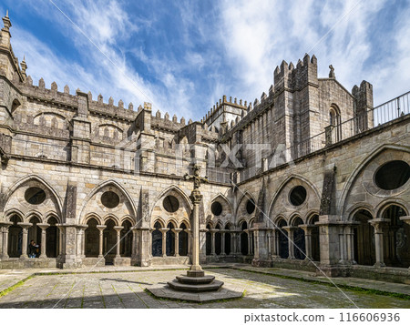 Porto Cathedral - Se do Porto, a Roman Catholic church located in the historical center of the city of Porto, Portugal Porto Cathedral - Se do Porto, a Roman Catholic church located in the historical center of the city of Porto, Portugal 116606936
