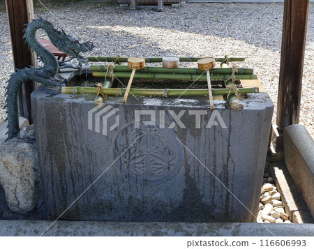 Iga Hachimangu Shrine, Chozuya with the Aoi crest 116606993