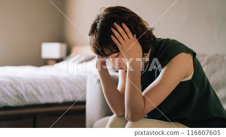Japanese woman holding her head and worried 116607605