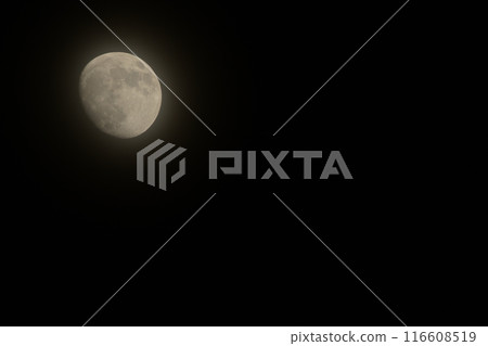 12.0 歲的小月月亮，覆蓋著一層薄薄的面紗般的雲。 116608519