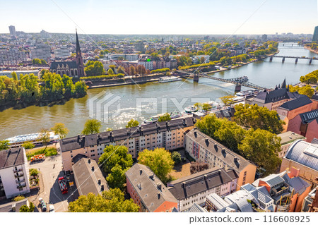 Old town of Frankfurt with Kaiserdom, seen from above 116608925