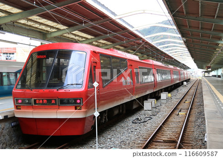"Izukyu 2100 Series Train (Izukyu KINME Train)" stopped at Izukyu-Shimoda Station 116609587