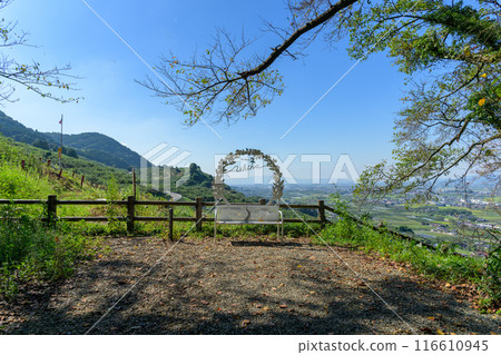 浮羽稻荷神社城花公園內的初夏陽光與展望台上的長椅(浮羽市) 浮羽稻荷神社城花公園內的初夏陽光與展望台上的長椅(浮羽市) 116610945