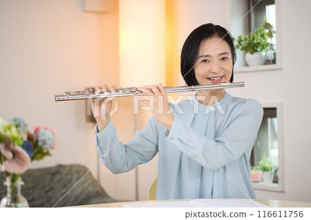 客廳裡吹笛子的中年婦女 116611756
