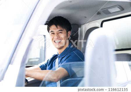 卡車司機看著相機的肖像 116612135