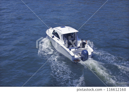 白色的摩托艇在水面上舒適地滑行。白色的波浪搖曳著，彷彿在追趕我 116612168