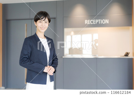 一個穿著西裝的女人站著看鏡頭 116612184