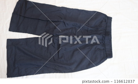 特寫放在女式夏褲上 116612837