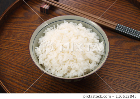在一個茶碗裡盛飯 在一個茶碗裡盛飯 116612845