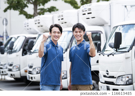 卡車司機肖像看著相機拳頭泵 116613485