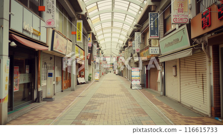 百葉窗緊閉的拱廊購物街 百葉窗緊閉的拱廊購物街 116615733