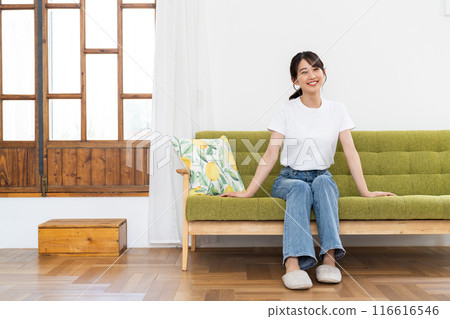 Young woman relaxing in the living room 116616546