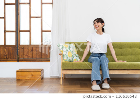 Young woman relaxing in the living room 116616548