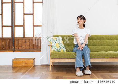 Young woman relaxing in the living room 116616549