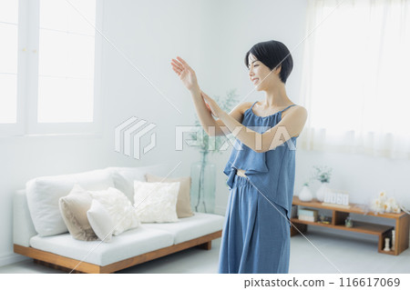 藍色吊帶背心的女人 116617069