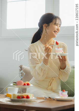 一個女人在咖啡館吃糖果 116617195