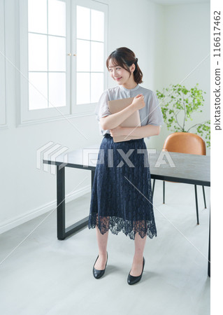 在辦公室使用電腦工作的商人(女性,休閒商務) 在辦公室使用電腦工作的商人(女性,休閒商務) 116617462