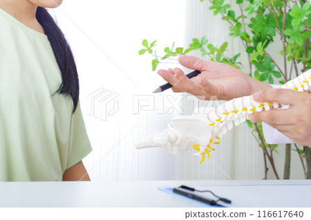一名男性和一名女性患者使用骨骼模型進行解釋 116617640