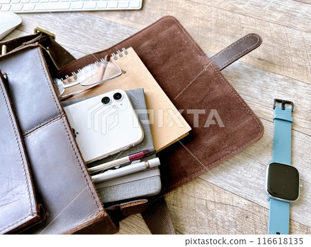 生活風格單肩包智慧型手機和書寫用具 116618135