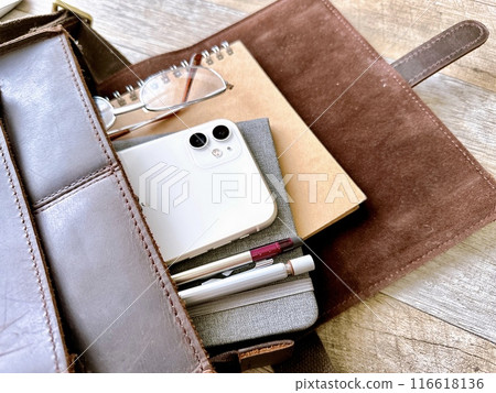 生活風格單肩包智慧型手機和書寫用具 生活風格單肩包智慧型手機和書寫用具 116618136