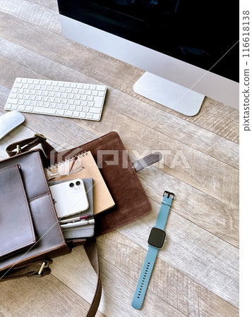 生活風格肩包智慧型手機和書寫用具垂直位置 生活風格肩包智慧型手機和書寫用具垂直位置 116618138