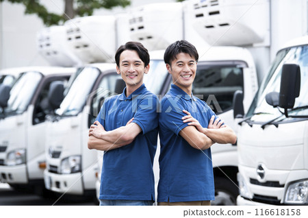 卡車司機雙臂交叉看著相機的肖像 116618158