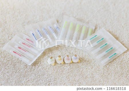Acupuncture and moxibustion image: Moxibustion and needles, pedestal moxibustion and disposable needles 116618318