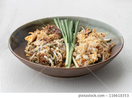 Traditional Fried Thai Noodle (pad thai) and Stirred fried turnip cake or Fried radish cake (chai tow kway). 116618353