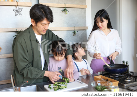 Family standing in the kitchen 116619415
