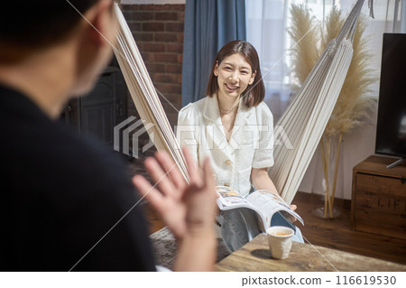 一對夫婦在客廳放鬆聊天 一對夫婦在客廳放鬆聊天 116619530