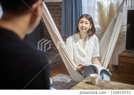 一對夫婦在客廳放鬆聊天 一對夫婦在客廳放鬆聊天 116619531