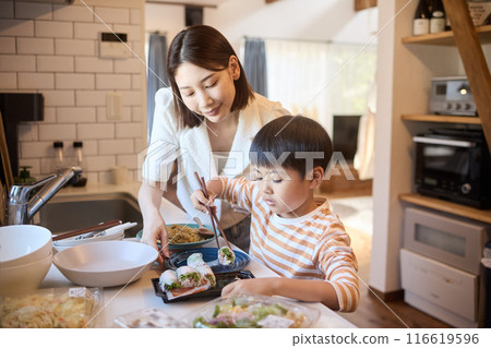 母親和兒子準備配菜 116619596