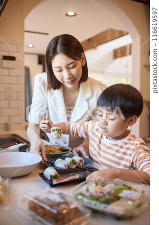 母親和兒子準備配菜 116619597