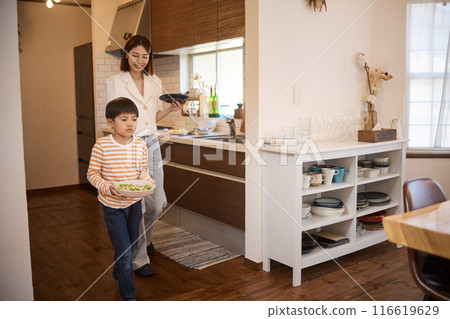 母親和兒子搬運食物 116619629