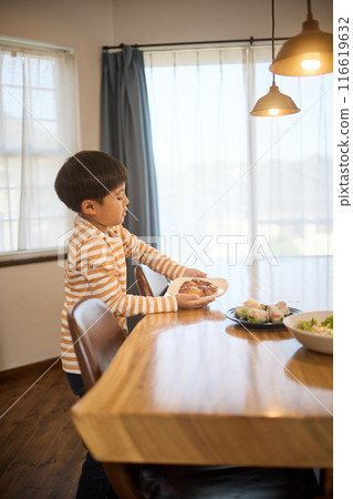 男孩攜帶食物 男孩攜帶食物 116619632