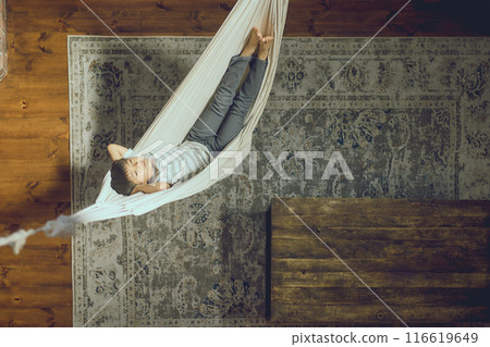 男孩享受吊床 116619649