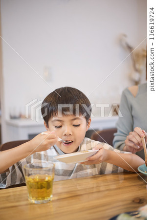 一個吃的男孩 116619724