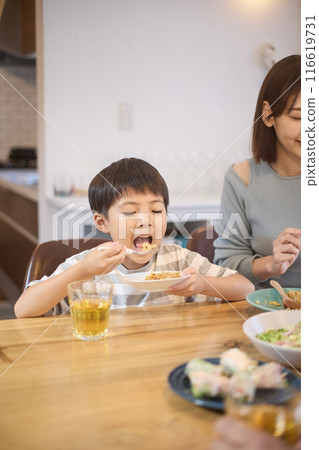 一個吃的男孩 116619731