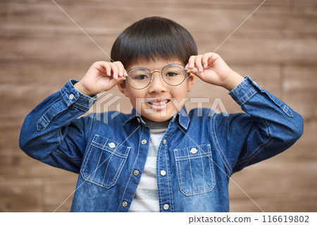 戴眼鏡的一個男孩 戴眼鏡的一個男孩 116619802