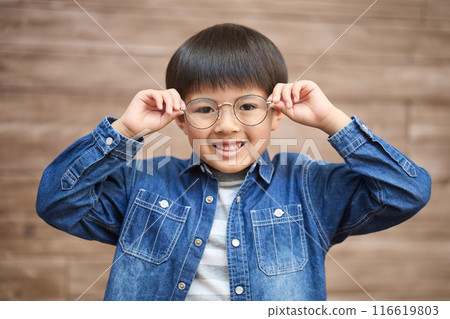 戴眼鏡的一個男孩 戴眼鏡的一個男孩 116619803