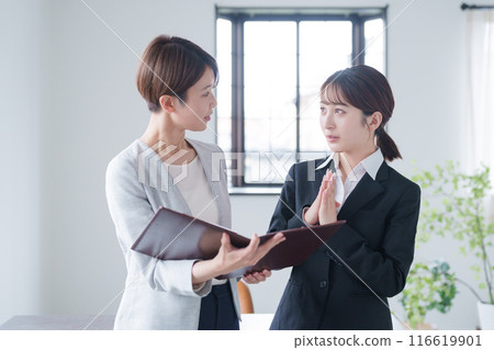 Apologizing businessman (boss/subordinate) 116619901