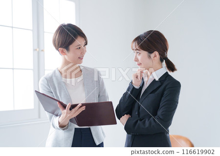 商人(老闆/下屬)微笑著交談 商人(老闆/下屬)微笑著交談 116619902