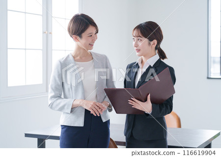 商人（老闆/下屬）微笑著交談 116619904
