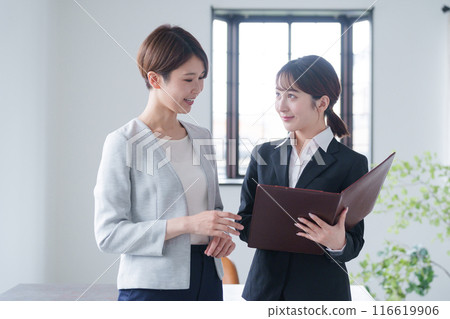 商人（老闆/下屬）微笑著交談 116619906