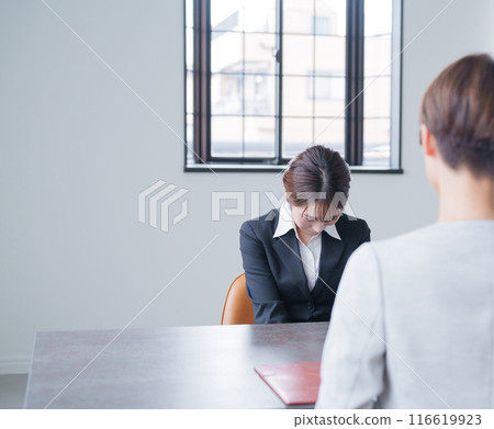 Subordinate who is bent by his boss 116619923