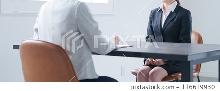 一位女士在求職期間接受公司面試 116619930