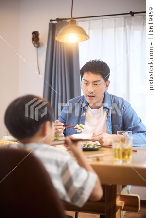 父親與兒子一起享受美食 116619959