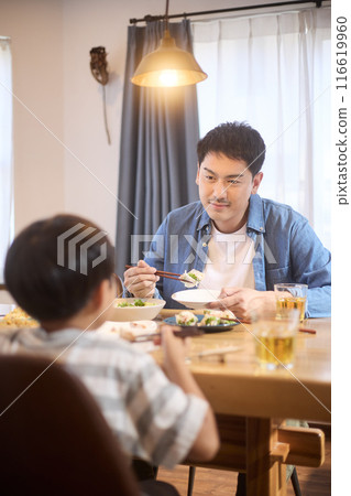 父親與兒子一起享受美食 父親與兒子一起享受美食 116619960