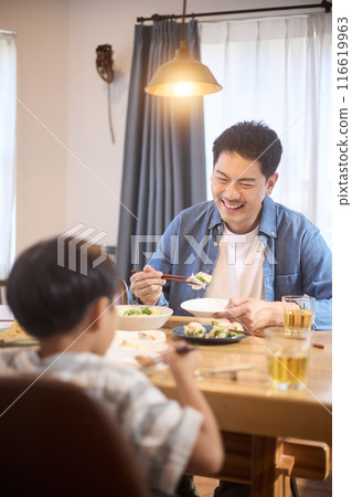 Father enjoying a meal with his son 116619963