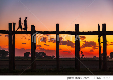 Ubein Bridge Silhouette, at sunset,Mandalay, Myanmar 116619988